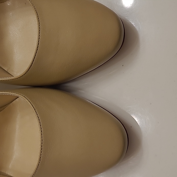 Like new Jimmy Choo tan pump. - Picture 2 of 5